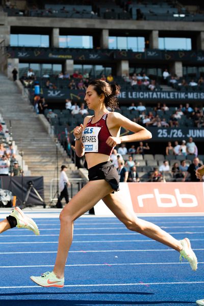 Sara Benfares (LC Rehlingen) ueber 5000m waehrend der deutschen Leichtathletik-Meisterschaften im Olympiastadion am 26.06.2022 in Berlin